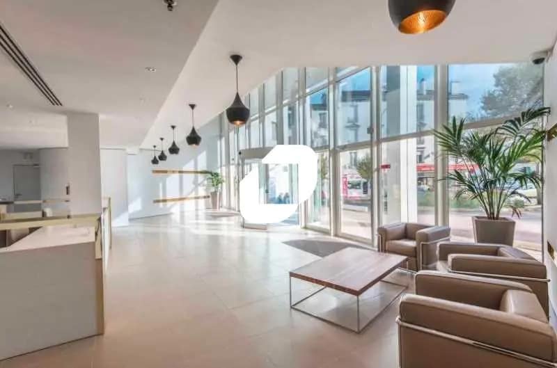 Local d’activités dans Issy-les-Moulineaux à louer - Photo de l’immeuble – Image 2 sur 16