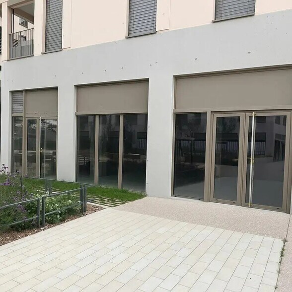 Local commercial dans Dardilly à louer - Photo de l’immeuble – Image 1 sur 8