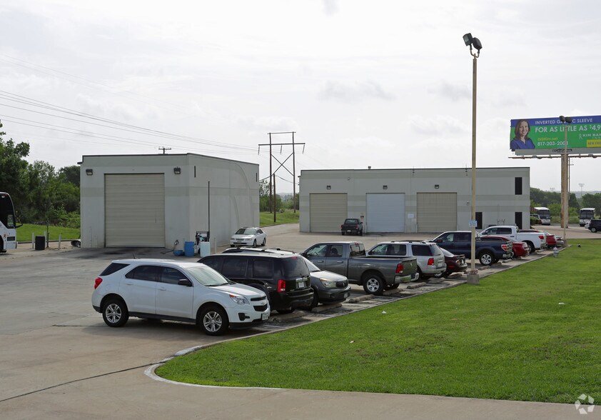 7301 W Pioneer Pky, Arlington, TX à louer - Photo de l’immeuble – Image 2 sur 7