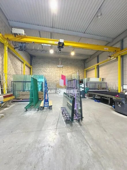 Local d’activités dans Élancourt à louer - Photo de l’immeuble – Image 2 sur 4