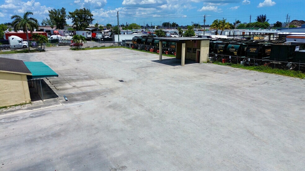 9140 NW 96 St, Medley, FL à louer - Photo de l’immeuble – Image 3 sur 6