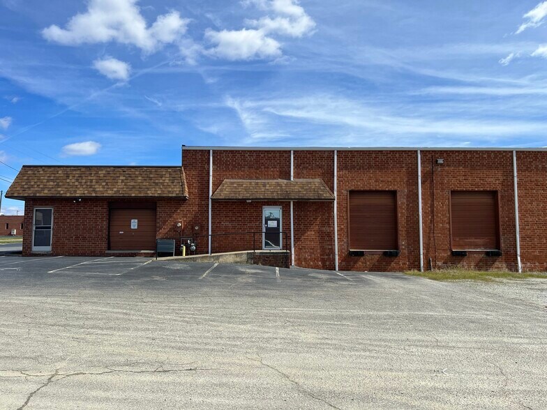 12 Wendy Ct, Greensboro, NC à louer - Photo de l’immeuble – Image 1 sur 12