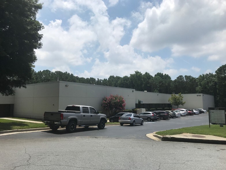 6690 Jones Mill Ct, Norcross, GA à louer - Photo de l’immeuble – Image 3 sur 6