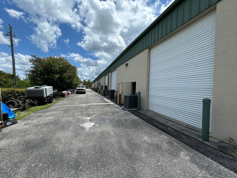 8221-8239 Blaikie Ct, Sarasota, FL à louer - Photo de l’immeuble – Image 3 sur 7