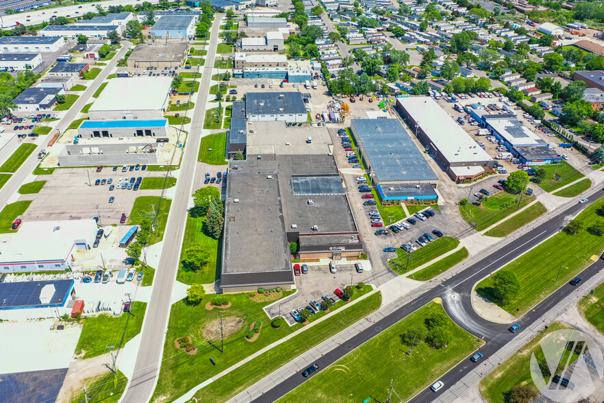 2400 Stephenson Hwy, Troy, MI à louer - Photo de l’immeuble – Image 3 sur 8