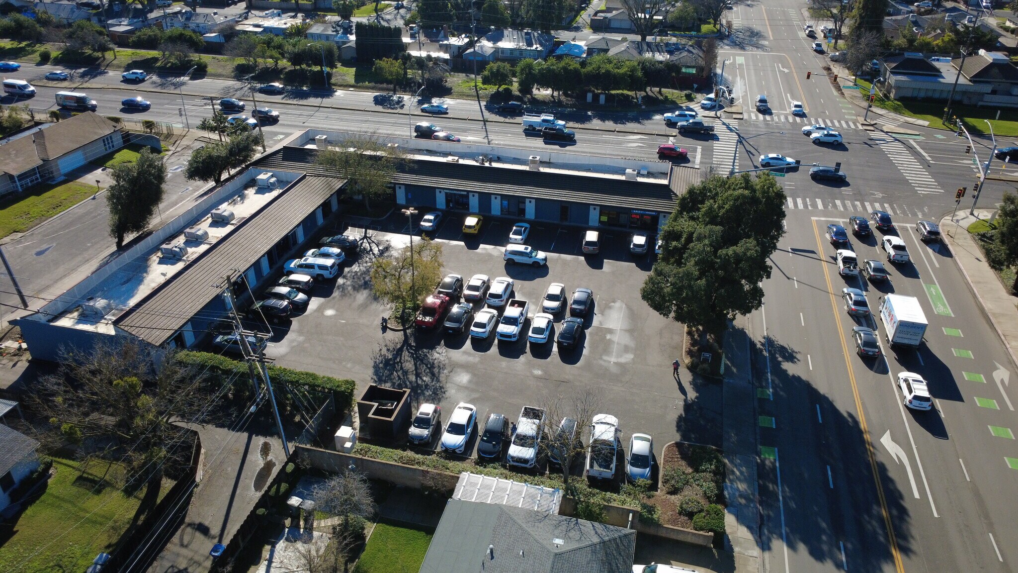 1800 Tully Rd, Modesto, CA à louer Photo principale– Image 1 sur 18