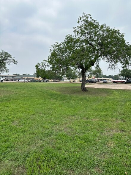000 Hwy 119, Yorktown, TX à louer - Photo de l’immeuble – Image 3 sur 7