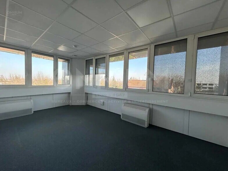 Local d’activités dans Bron à louer - Photo intérieure – Image 2 sur 7