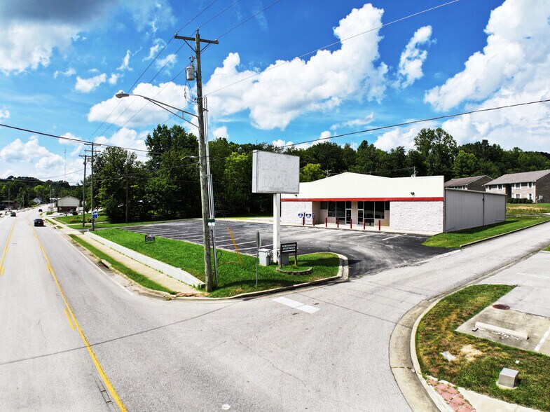 1016 Winchester Rd, Irvine, KY à louer - Photo de l’immeuble – Image 1 sur 22