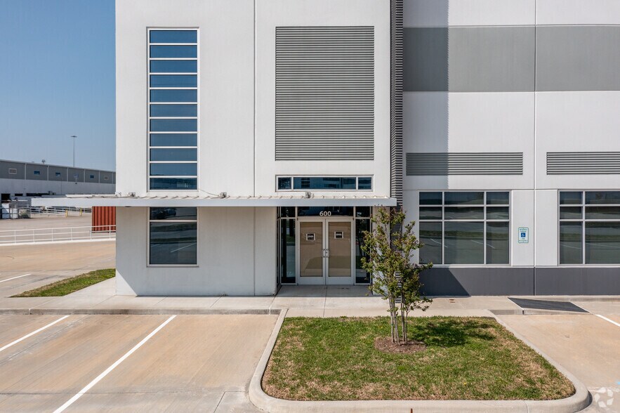615 E Sam Houston Pky, Pasadena, TX à louer - Photo de l’immeuble – Image 3 sur 4