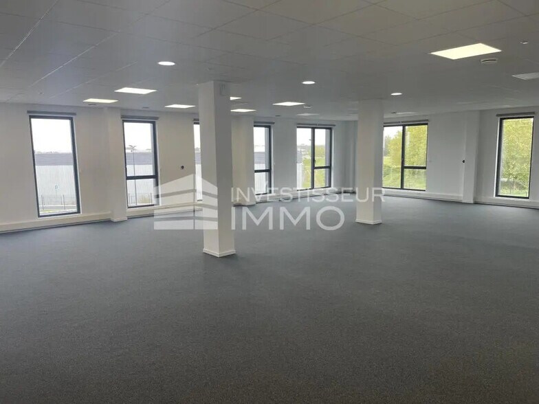 Local d’activités dans Saint-Étienne-de-Saint-Geoirs à louer - Photo intérieure – Image 2 sur 4