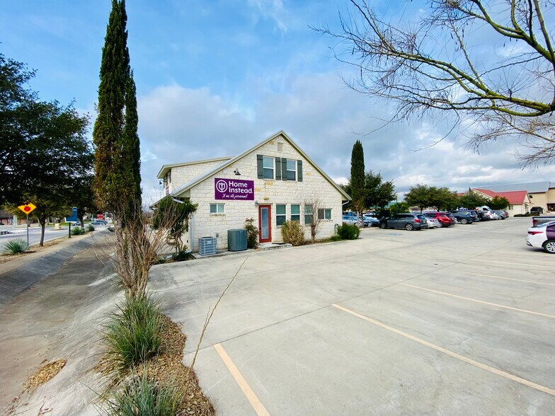 910 Gruene Rd, New Braunfels, TX à louer - Photo de l’immeuble – Image 2 sur 31