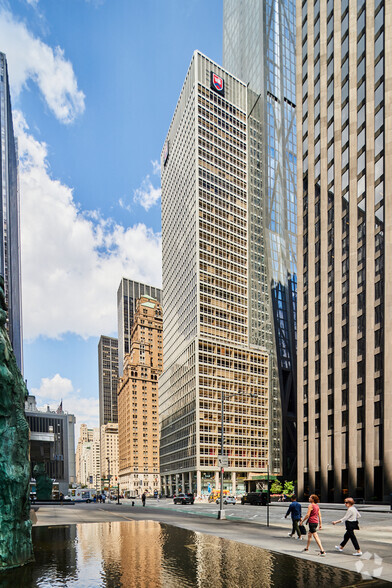 1330 Avenue of the Americas, New York, NY à louer - Photo de l’immeuble – Image 2 sur 13