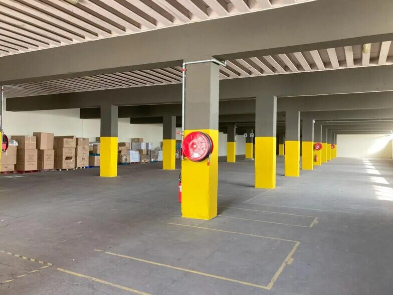 Industriel/Logistique dans Vitrolles à louer - Photo de l’immeuble – Image 2 sur 3