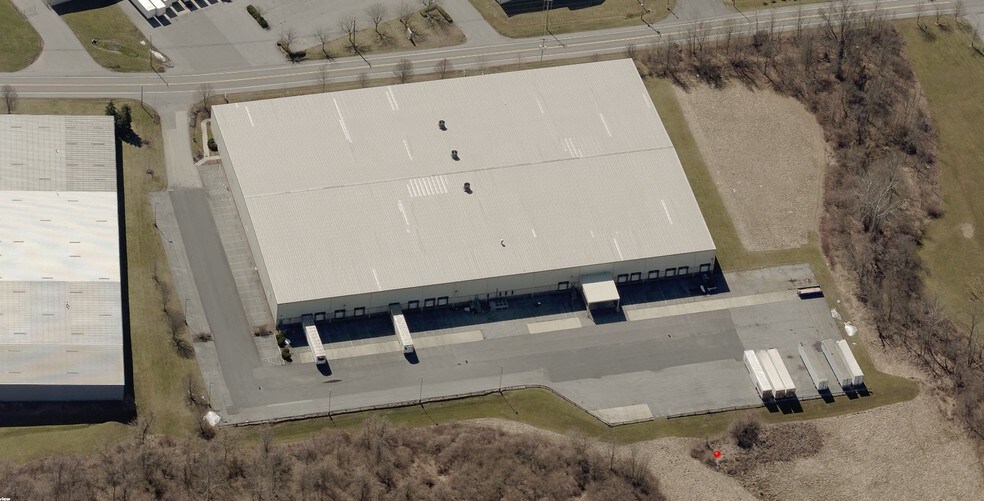 47 Industrial Rd, Elizabethtown, PA à louer - Photo de l’immeuble – Image 1 sur 5