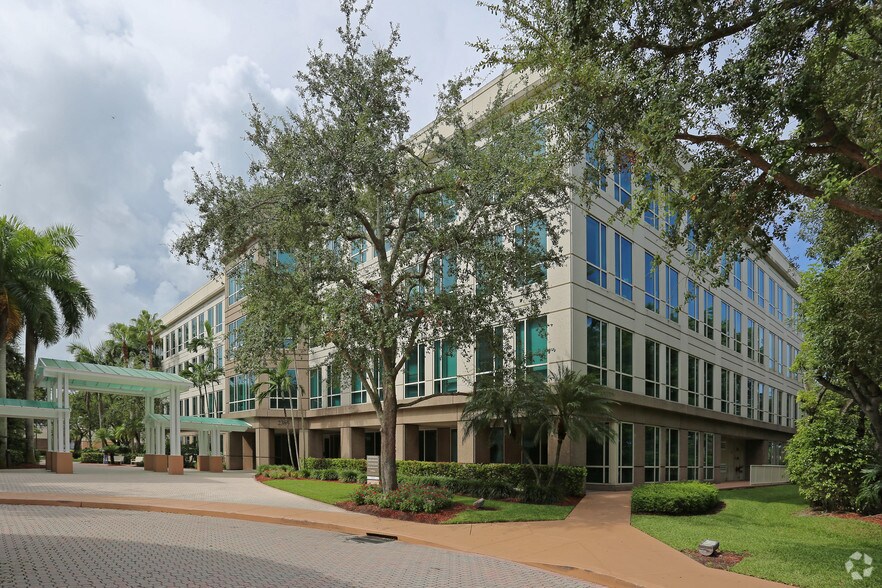 2385 NW Executive Center Dr, Boca Raton, FL à louer - Photo de l’immeuble – Image 3 sur 7