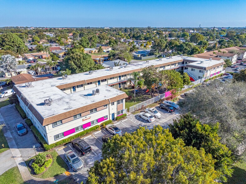 1701 NW 58th Ter, Sunrise, FL à vendre - Photo de l’immeuble – Image 2 sur 12