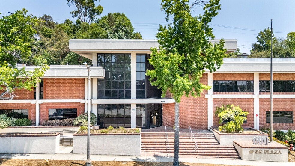 600 N Rosemead Blvd, Pasadena, CA à vendre - Photo de l’immeuble – Image 1 sur 46