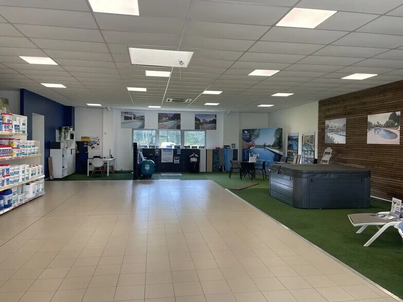 Local commercial dans SAINT-ÉTIENNE-DE-MONTLUC à louer - Photo de l’immeuble – Image 2 sur 5