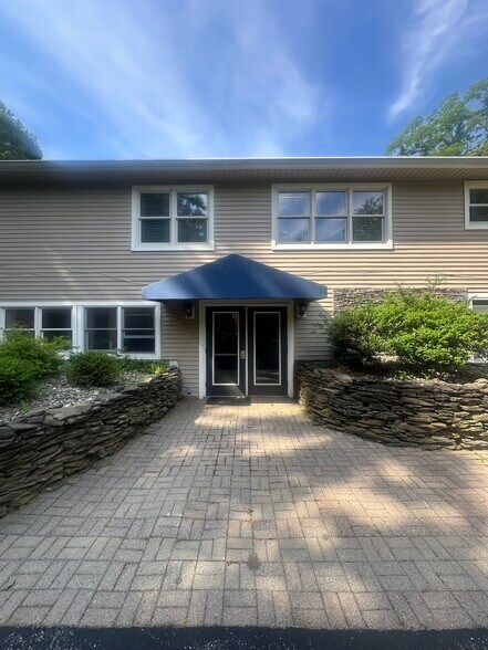 2421 Route 52, Hopewell Junction, NY à louer - Photo de l’immeuble – Image 2 sur 11