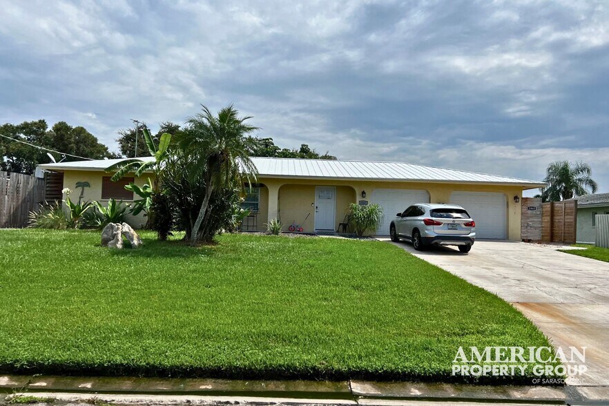 1860 Southpointe Dr, Sarasota, FL à vendre - Photo de l’immeuble – Image 2 sur 18