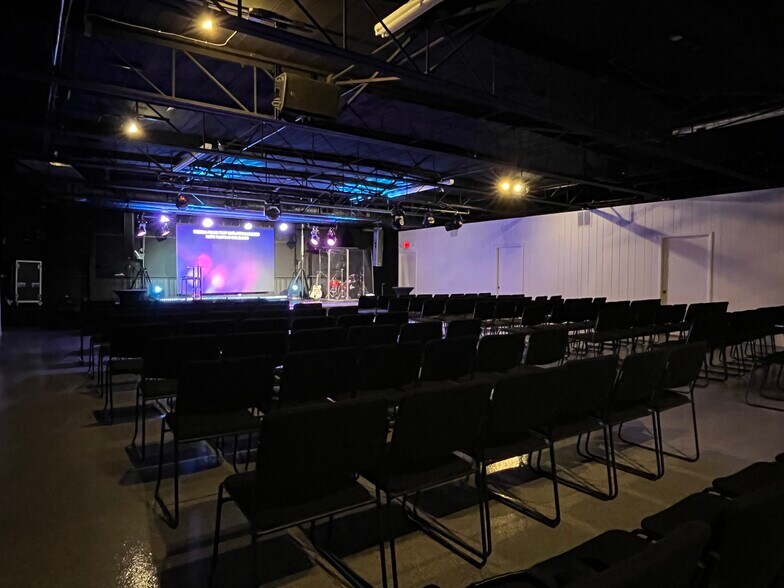 43785 N Gratiot Ave, Clinton Township, MI à vendre - Photo intérieure – Image 2 sur 17