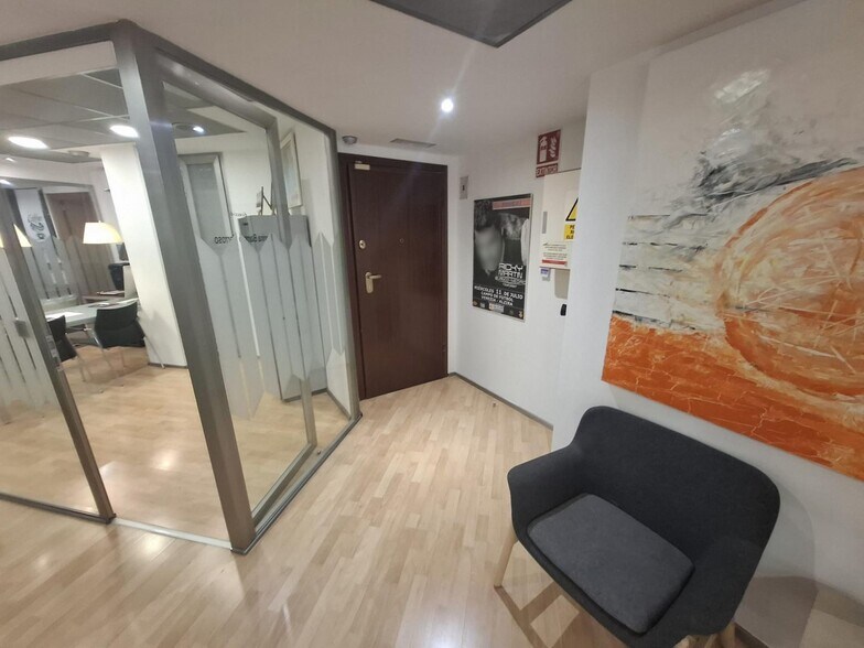 Bureau dans València, Valencia à vendre - Photo de l’immeuble – Image 2 sur 15