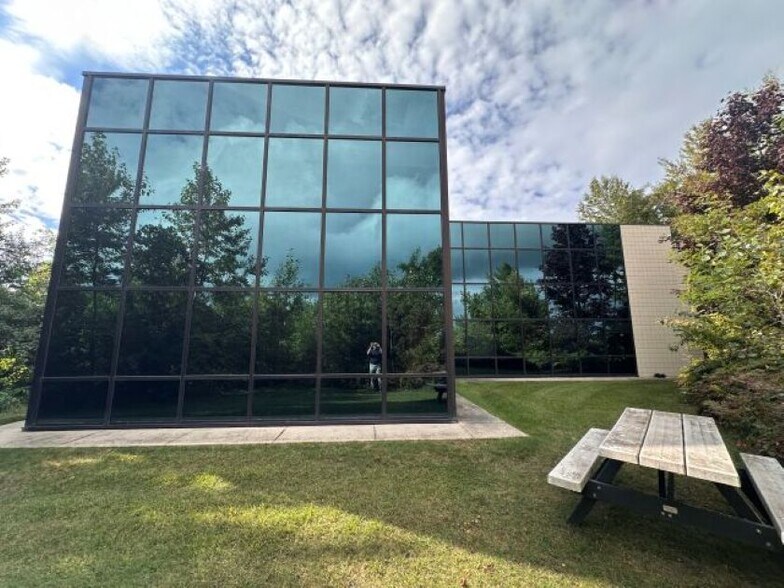 222 Industrial Park Dr, Elk Rapids, MI à vendre - Photo de l’immeuble – Image 2 sur 35
