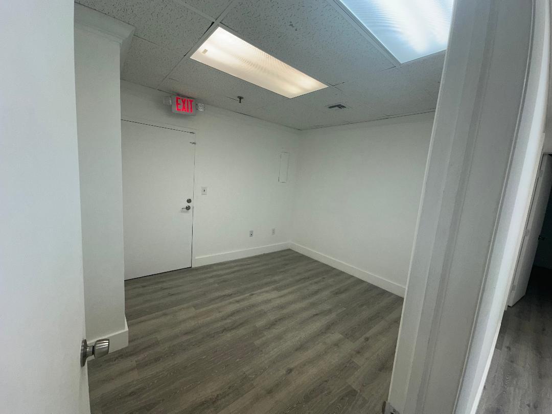 2100 W 76th St, Hialeah, FL 33016 - Lot 313 -  - Photo intérieure - Image 1 of 7