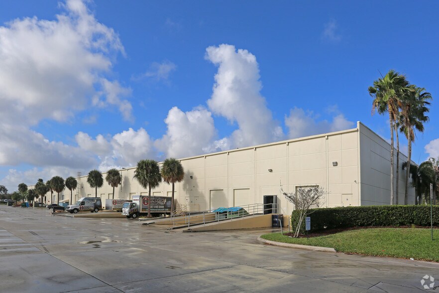 7830 Byron Dr, Riviera Beach, FL à louer - Photo de l’immeuble – Image 3 sur 10