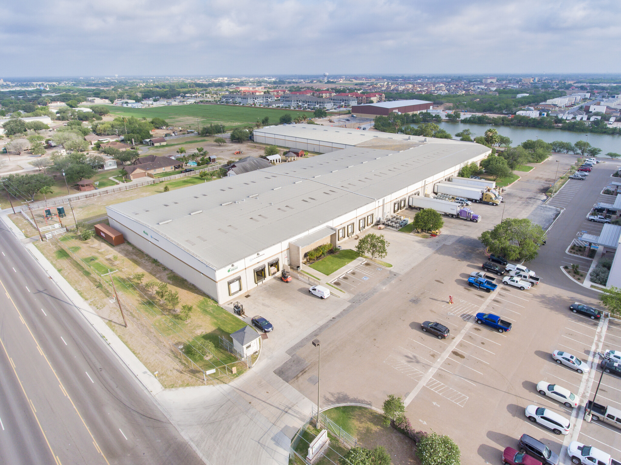 901 W Owassa Rd, Edinburg, TX à louer Photo principale– Image 1 sur 25