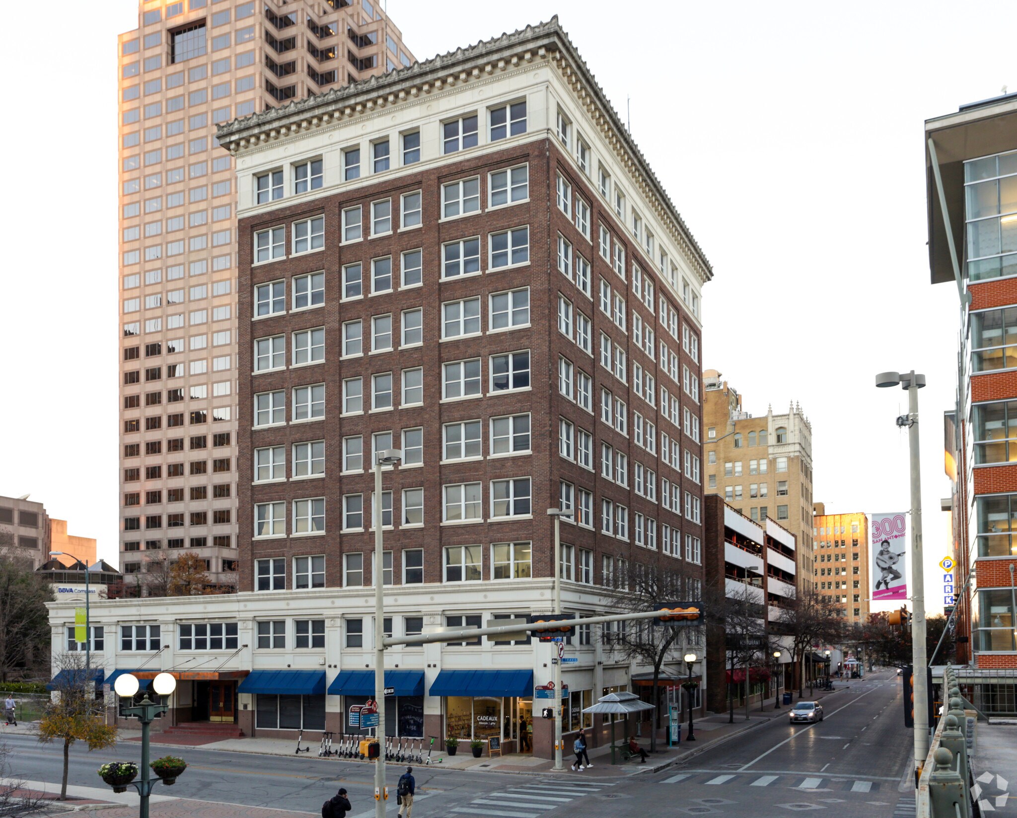 405-419 N Saint Marys St, San Antonio, TX à louer Photo principale– Image 1 sur 42
