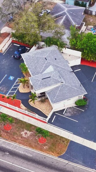 2200 49th St N, Saint Petersburg, FL à vendre - Vidéo sur l’annonce professionnelle – Image 2 sur 25