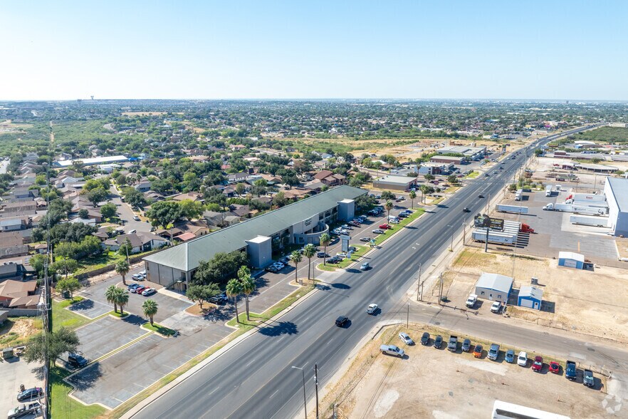 4151 Jaime Zapata Memorial Hwy, Laredo, TX à louer - Aérien – Image 3 sur 31
