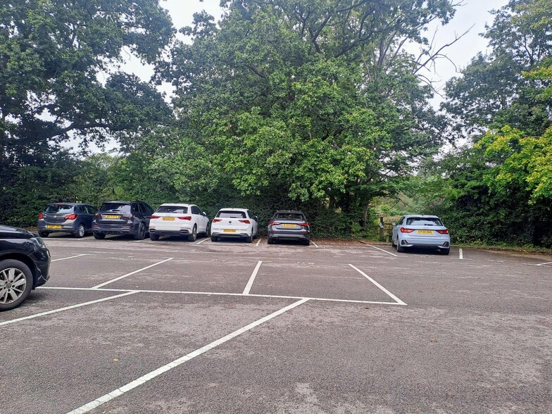 Whitworth Rd, Crawley à louer - Photo de l’immeuble – Image 2 sur 21