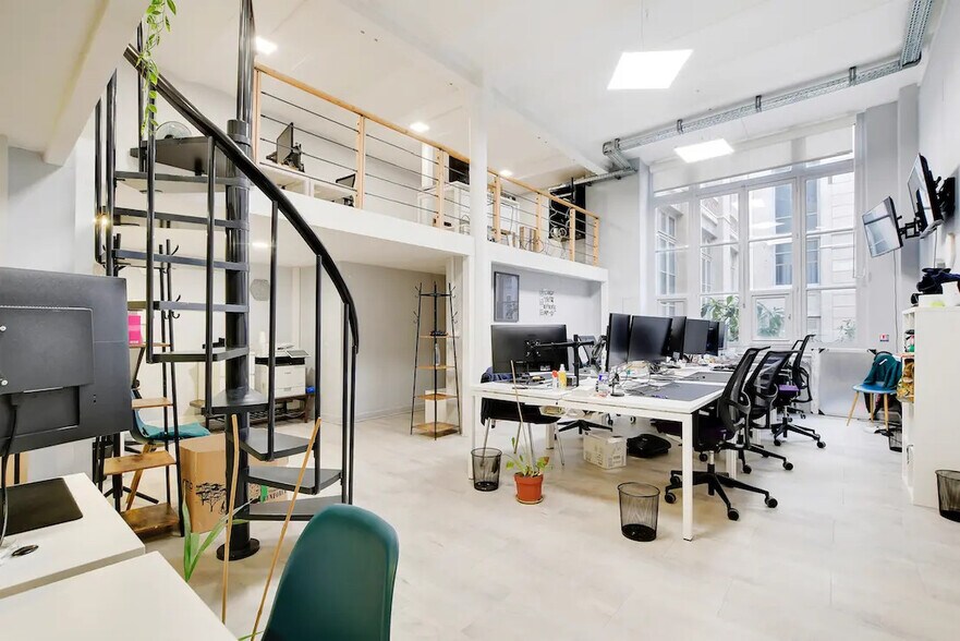Immeuble residentiel dans Paris à vendre - Photo intérieure – Image 1 sur 7