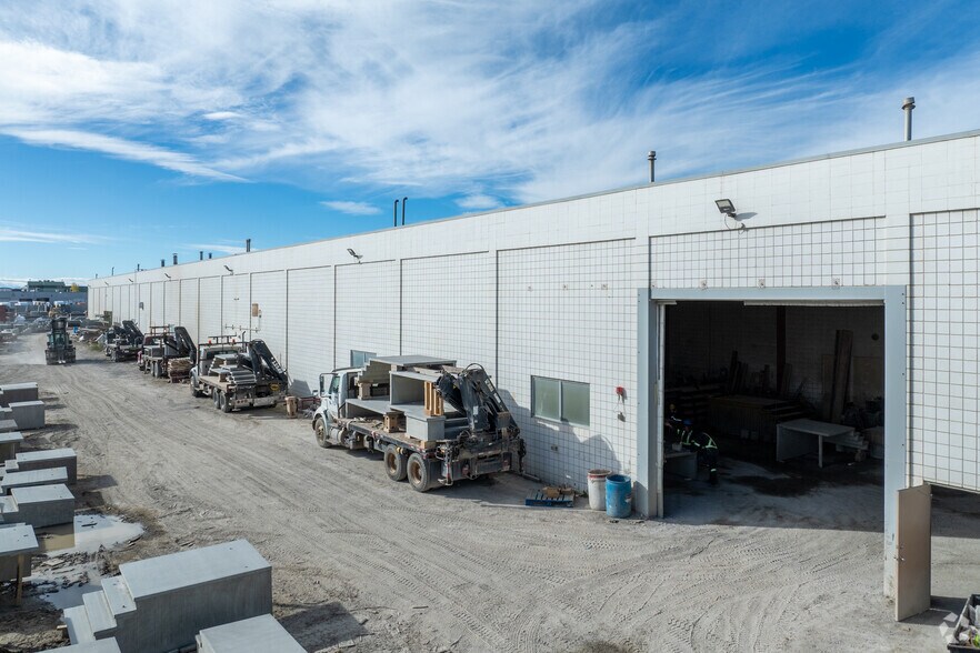 8615 48th St SE, Calgary, AB à louer - Photo de l’immeuble – Image 2 sur 13