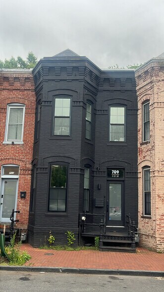 709 D St SE, Washington, DC à louer - Photo de l’immeuble – Image 1 sur 54