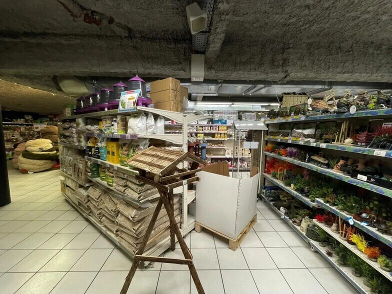 Local d’activités dans Chaville à louer - Photo de l’immeuble – Image 1 sur 5