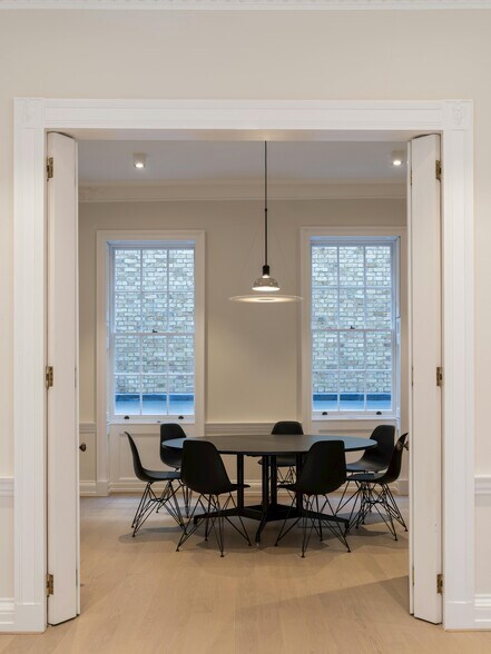 17 Carlisle St, Londres à louer - Photo de l’immeuble – Image 3 sur 15