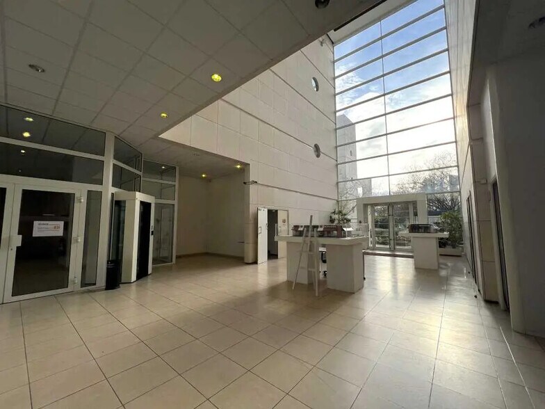 7 Rue James Joule, Guyancourt à louer - Photo de l’immeuble – Image 2 sur 18