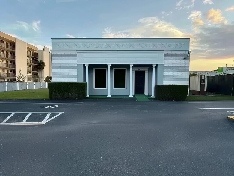 640 NE 149th St, Miami, FL à louer - Photo de l’immeuble – Image 1 sur 10