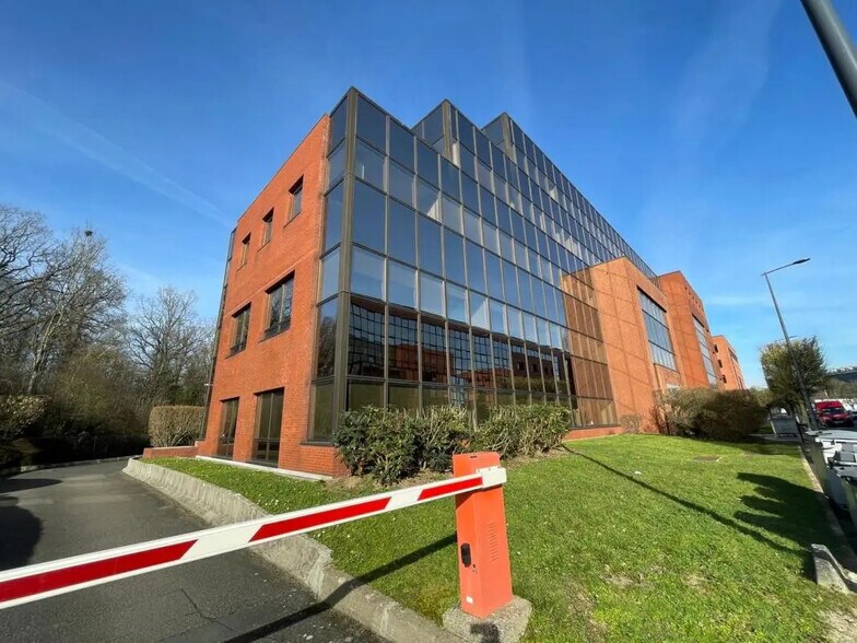 Bureau dans  à louer - Photo de l’immeuble – Image 2 sur 4