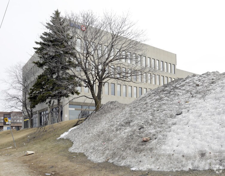 3300 Boul de la Côte-Vertu, Montréal, QC à louer - Photo de l’immeuble – Image 2 sur 5