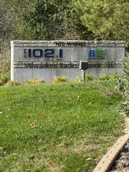 N72W12922W12922 Good Hope Rd, Menomonee Falls, WI à louer - Photo de l’immeuble – Image 2 sur 6