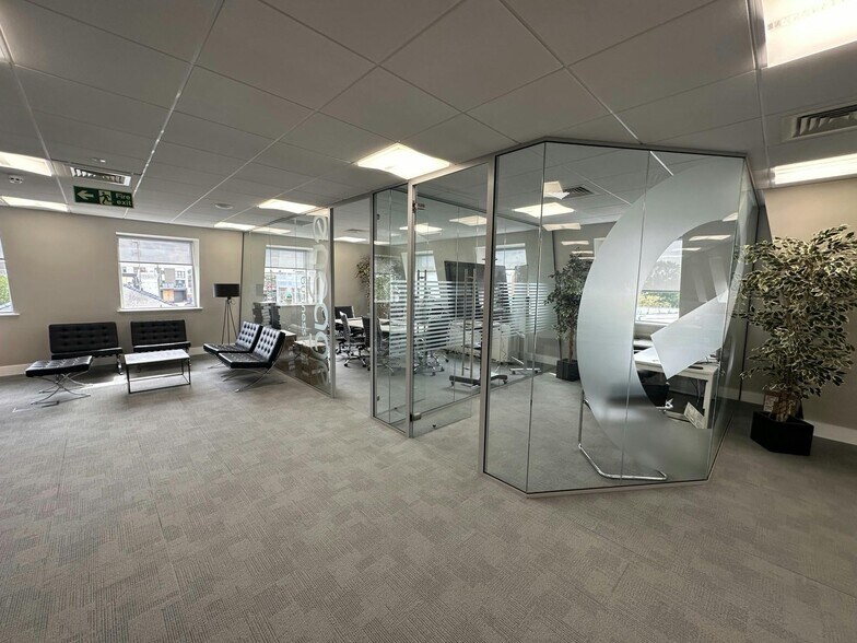 2 Esher Rd, Walton On Thames à louer - Photo de l’immeuble – Image 2 sur 6