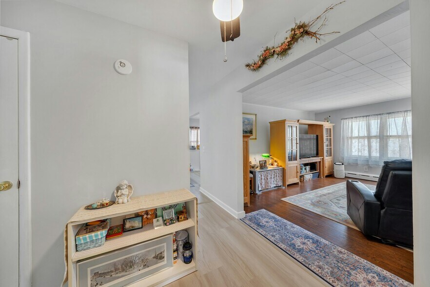 625 Bound Brook Rd, Middlesex, NJ à vendre - Photo intérieure – Image 3 sur 24