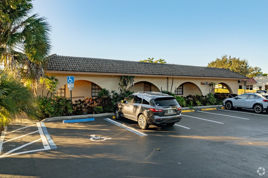 7390 NW 5th St, Plantation, FL à louer - Photo de l’immeuble – Image 2 sur 36