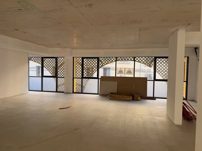 Plus de détails pour 5 Avenue Des Iles D'Or, Hyères - Bureau à louer