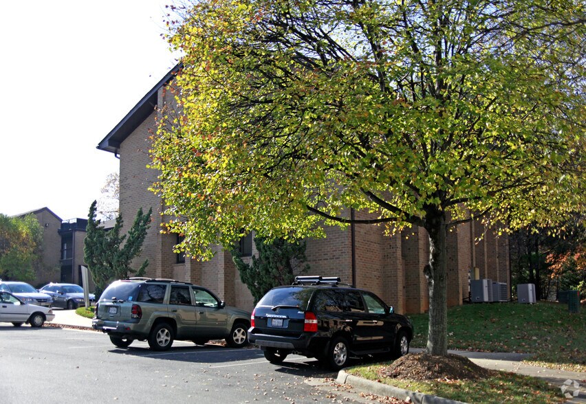 5240-5246 Lyngate Ct, Burke, VA à vendre - Photo de l’immeuble – Image 3 sur 8